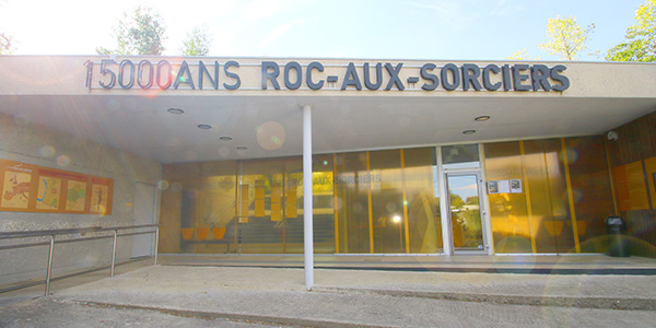Vue de la façade du Roc-aux-Sorciers