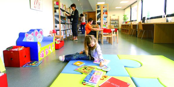 Vue intérieure de la médiathèque d'Availles-en-Châtellerault