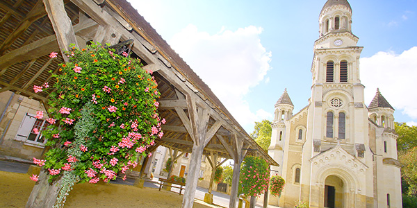 Vue de la place de l'église des Ormes