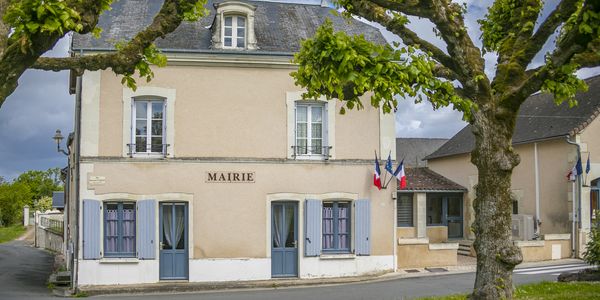 Vue sur la façade de la mairie de Chenevelles