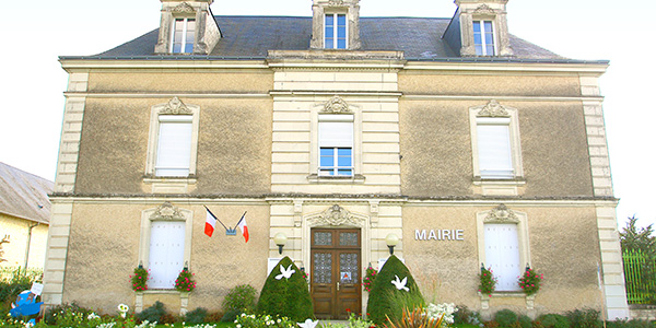 Vue de la façade de la mairie d'Orches