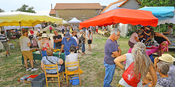 Vue d'une brocante à Orches