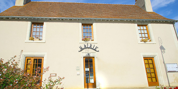 Vue de la façade de la mairie de Coussay-les-Bois