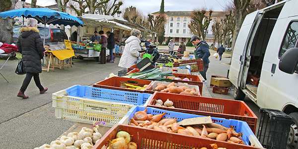 Vue d'un marché en centre-ville de La Roche-Posay