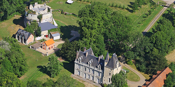 Vue de la tour-forteresse de Monthoiron