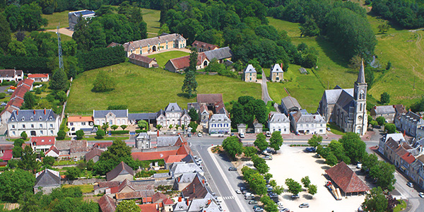 Vue d'un bassin en pierre en centre-ville àPleumartin