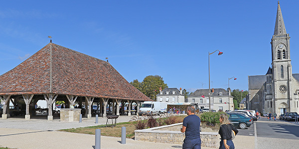 Vue de la place de la mairie de Pleumartin