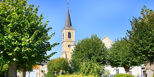 Vue de l'église de Saint-Genest-d'Ambière