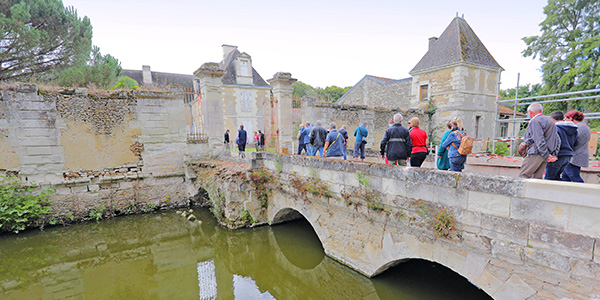 Vue du pont d'accès à l'ancien château de Saint-Genest-d'Ambière