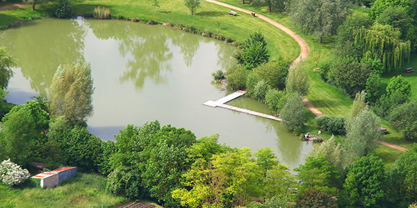 Vue du parc de la piscine de Saint-Gervais-les-Trois-Clochers