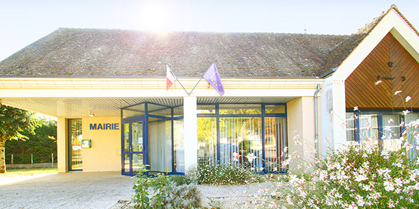 Vue de la façade de la mairie de Saint-Rémy-sur-Creuse