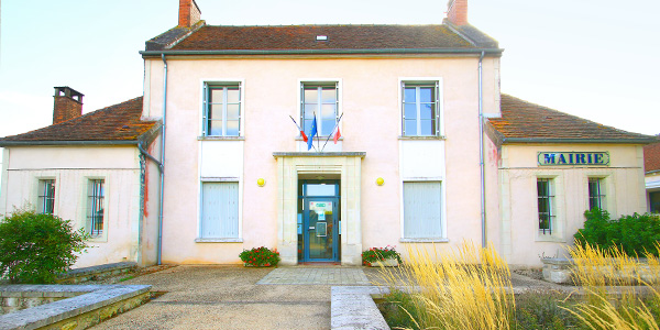 Vue de la façade de la mairie de Sérigny