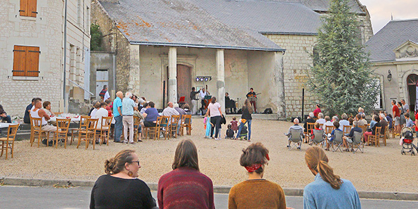 Vue d'une animation sur la place de Sérigny