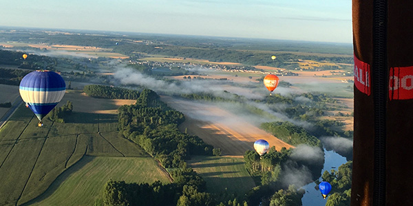 Vue aérienne de Cenon-sur-Vienne avec montgolfières 