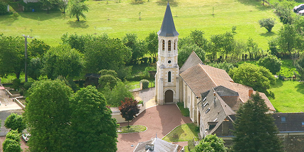 Vue aérienne de l'église de Cernay