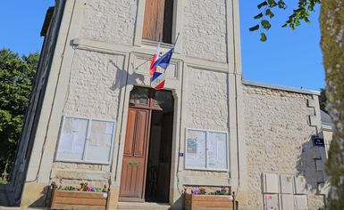 Vue de la façade de la mairie de Mondion