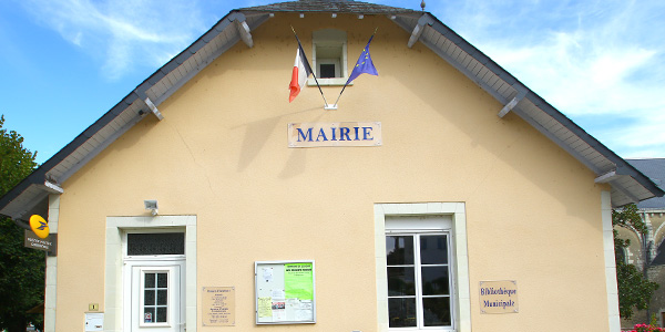 Vue de la façade de la mairie de Lésigny-sur-Creuse