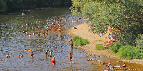 Vue sur le point de baignage en bord de rivière de Lésigny-sur-Creuse