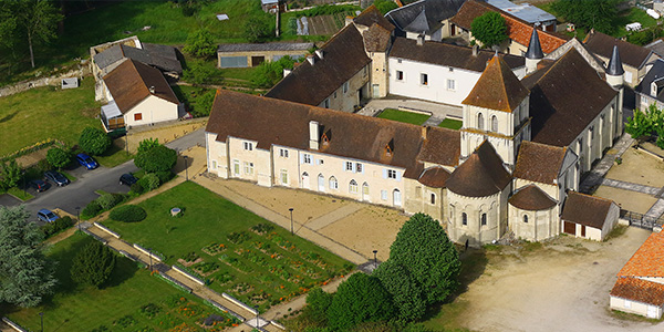 Vue aérienne de l'ensemble conventuel de Lencloître